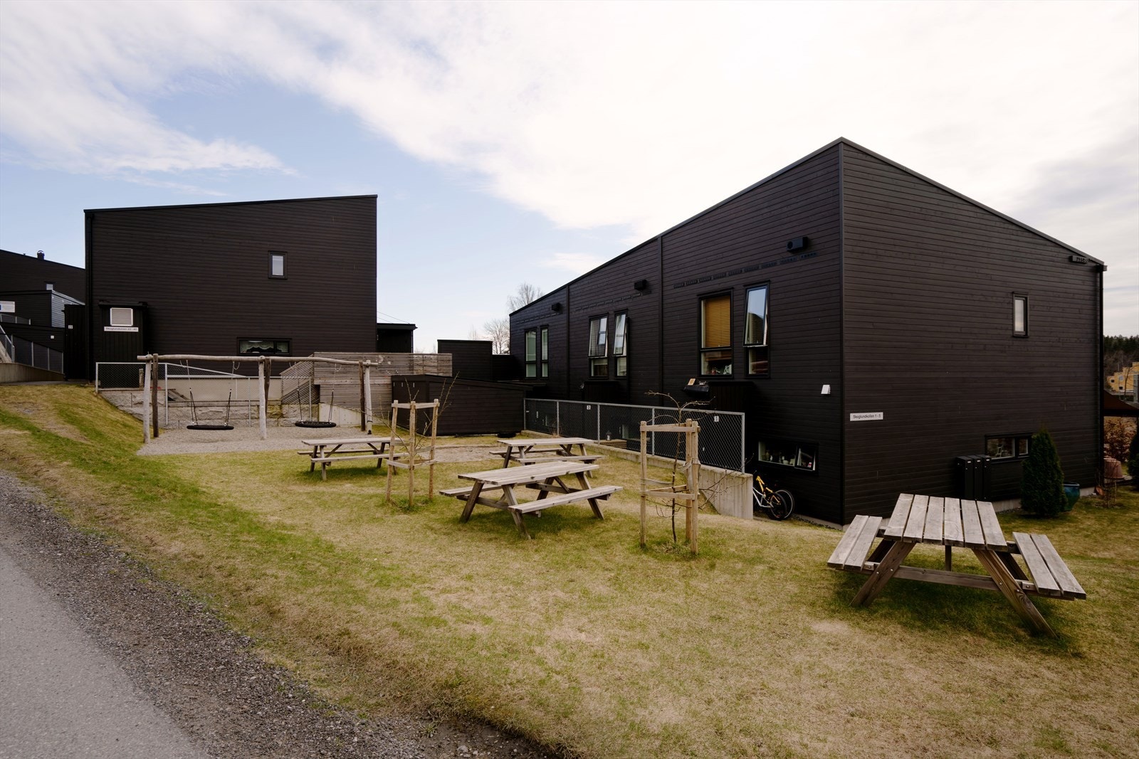 Fellesområde med sitteplasser og lekeområde gir gode muligheter for sosialt samvær. Galleribilde