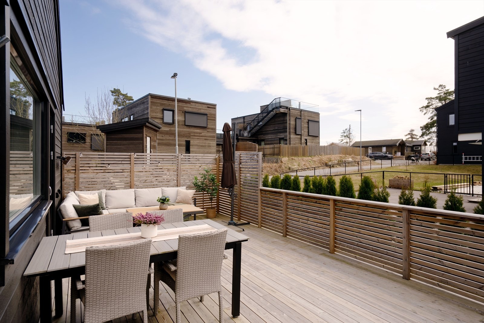 Boligen disponerer en romslig og delikat terrasse, med direkte utgang fra kjøkkenet i andre etasje. Galleribilde