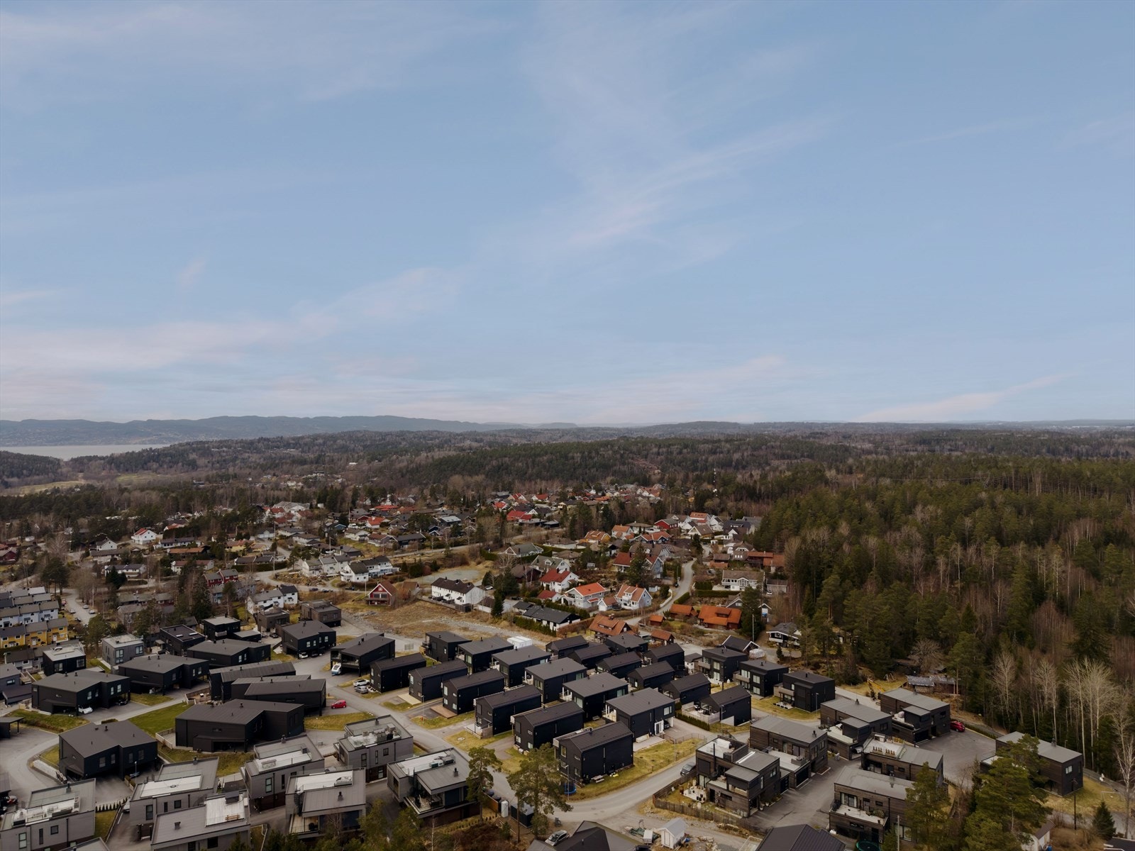 Nærområdet byr på et variert utvalg av turområder, kyststier og rekreasjonsmuligheter, med skogsområder, merkede turstier og fine badeplasser langs Oslofjorden. Galleribilde
