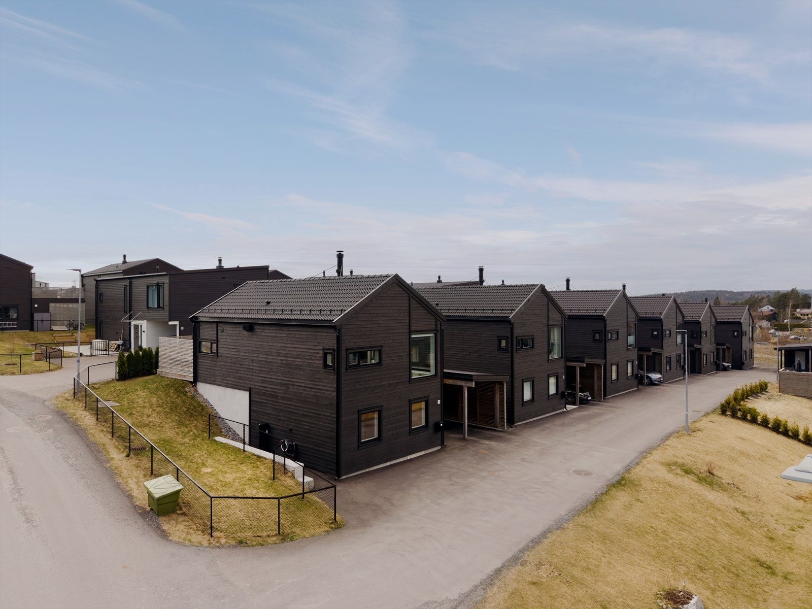 Boligen ligger i et nyere barnevennlig boligområde med småhusbebyggelse og har egen carport og plass til flere biler rett utenfor. Galleribilde