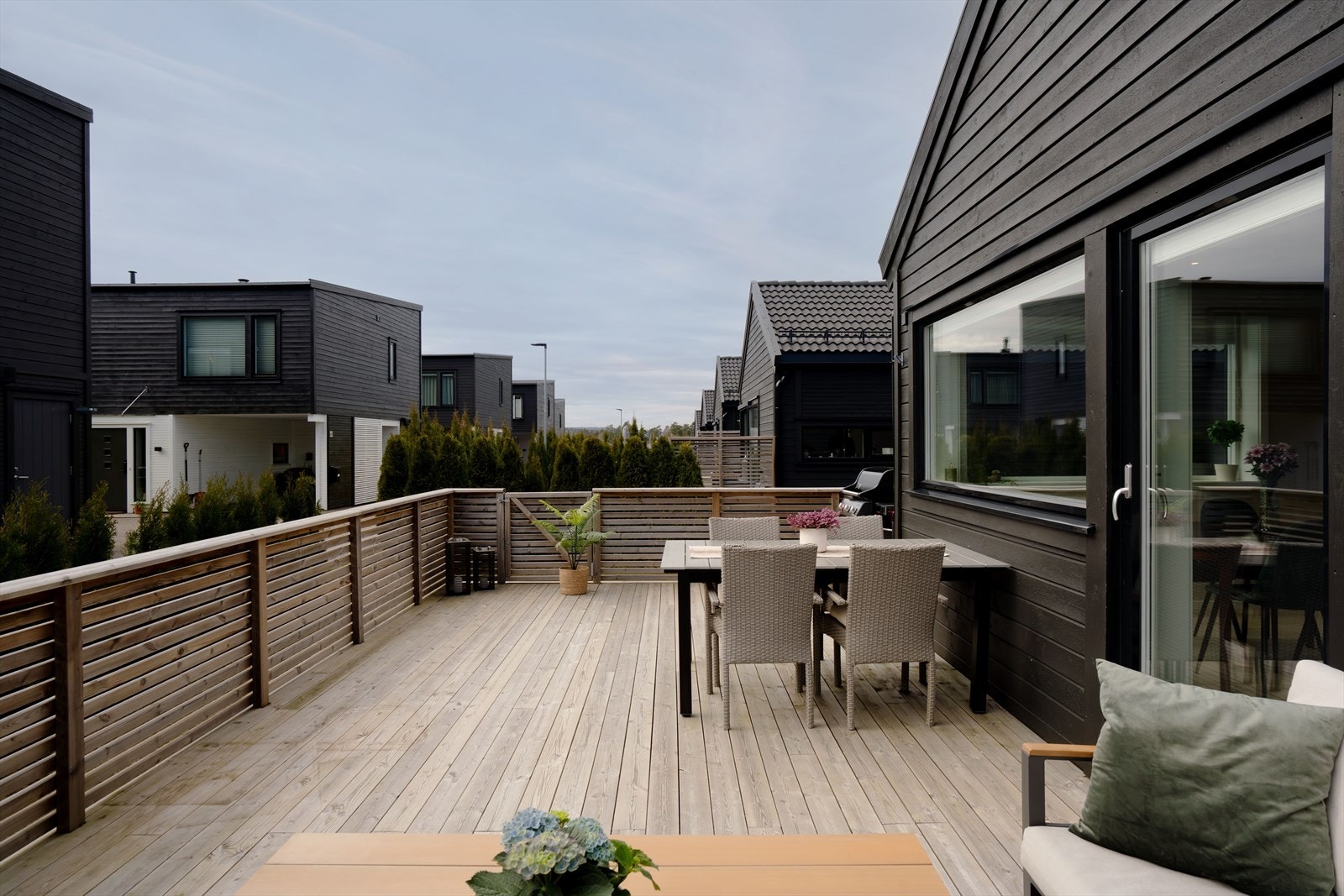 Fra terrassen er det fint utsyn mot nærområdet, og terrassens utforming gir en naturlig forlengelse av kjøkkenets oppholdsareal. Galleribilde