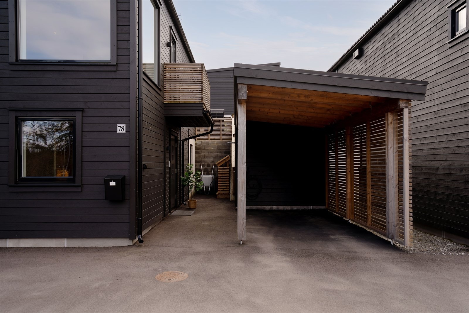 Boligen har en tilhørende carport, som gir beskyttet parkering. Bod i bakkant. Galleribilde