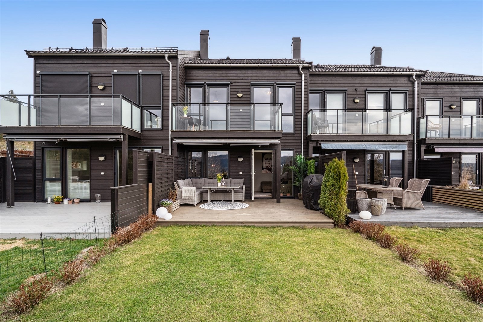 Boligen er nær markaområder og har flott utsikt over Drammen- og Lierområdet, samt meget gode solforhold. Galleribilde