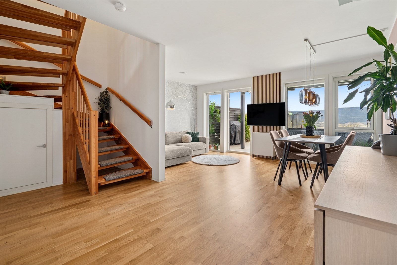 Etasjen har en smart planløsning med stuen i ene enden og kjøkkenet i den andre. En sosial men likevel rolig og avslappende løsning med litt skjerming mot kjøkkenet. Galleribilde