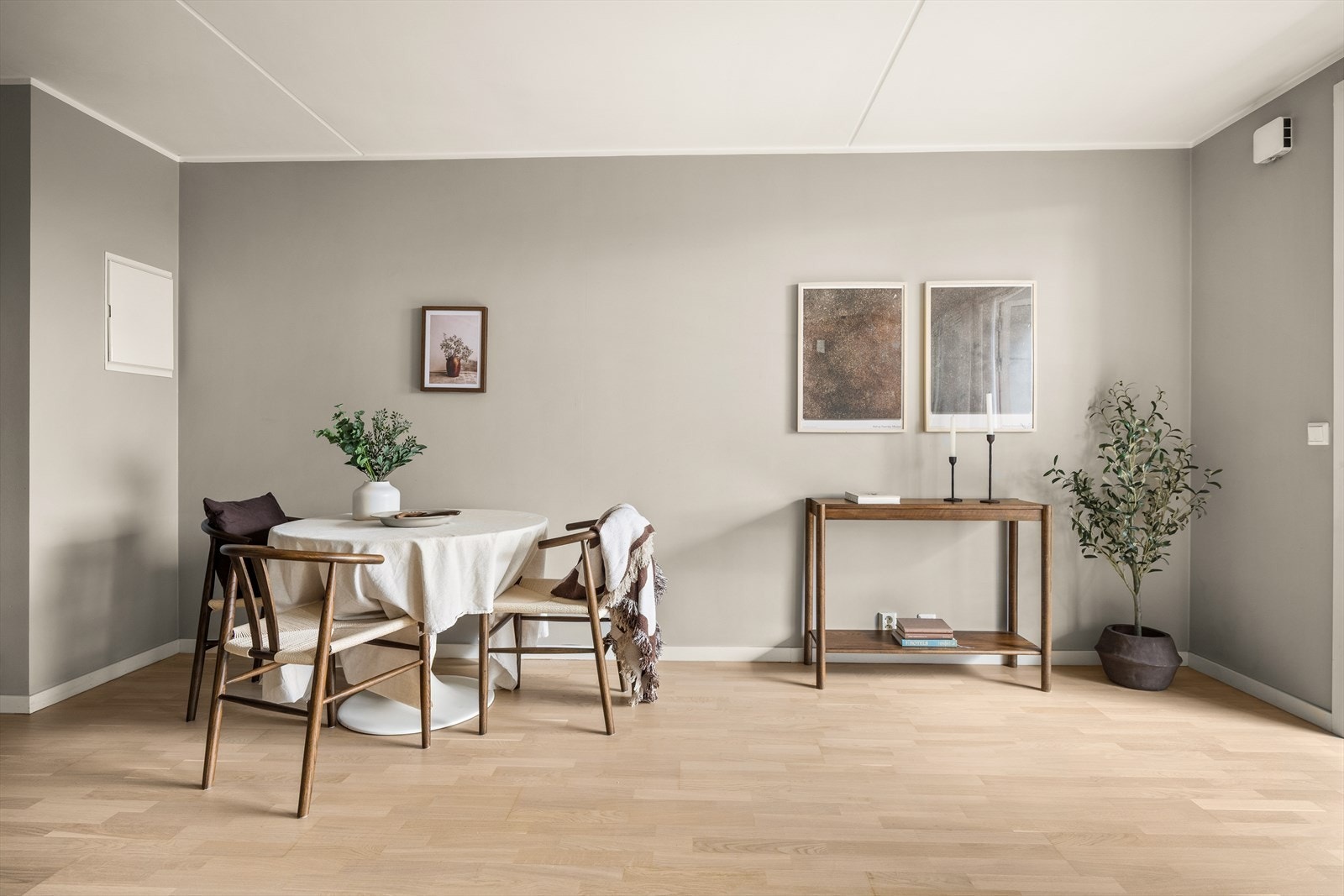 Ved kjøkkenet er det god plass til spisebord. Galleribilde