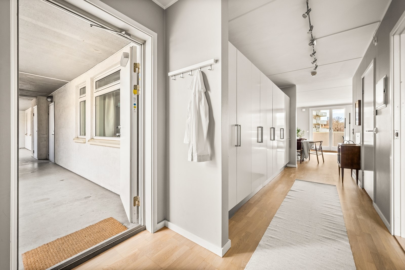 Velkommen inn! Det er adkomst til boligen via svalgang. Galleribilde