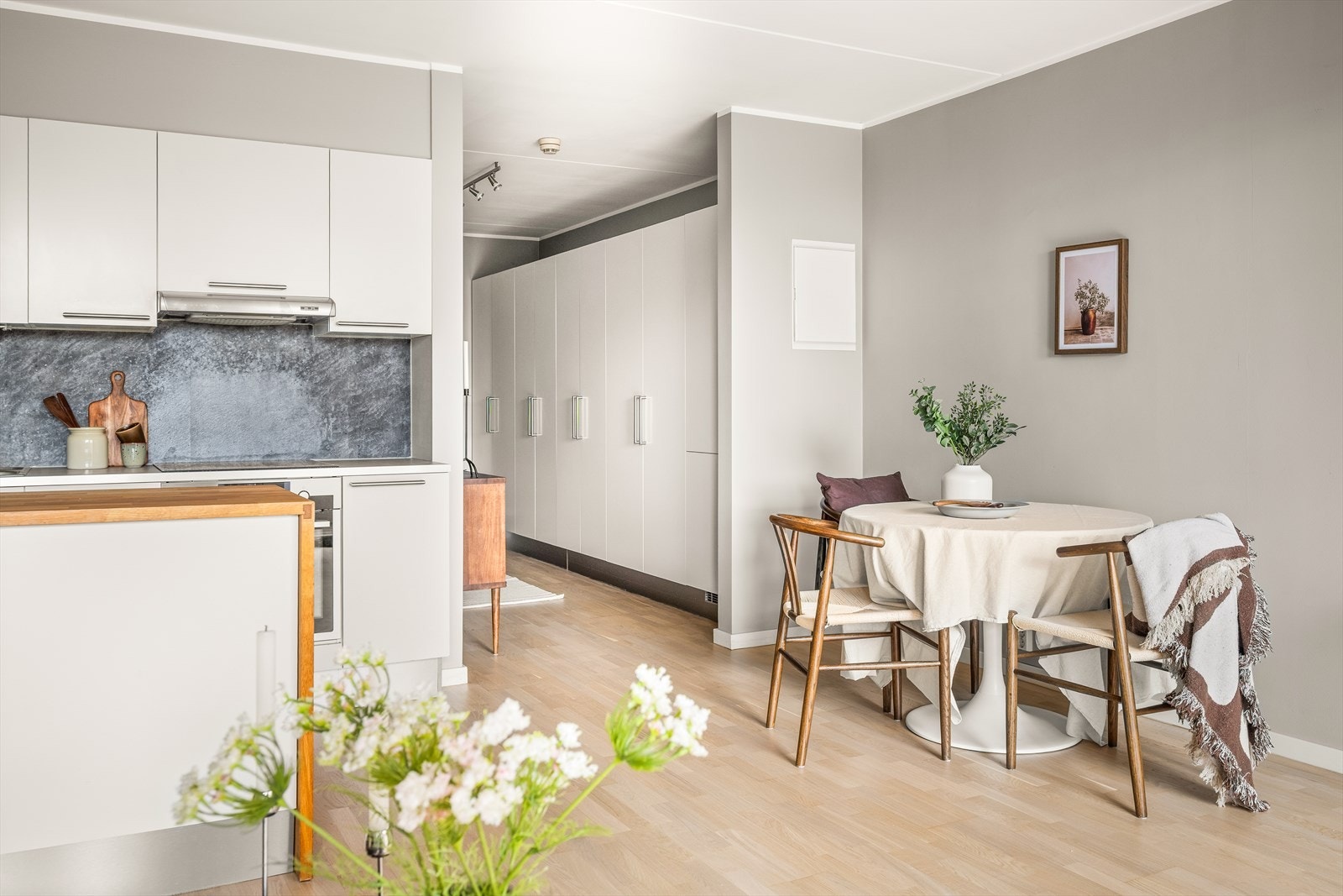 Lys innredning med glatte fronter og benkeplate i laminat. Kjøkkenøyen har heltre benkeplate. Galleribilde