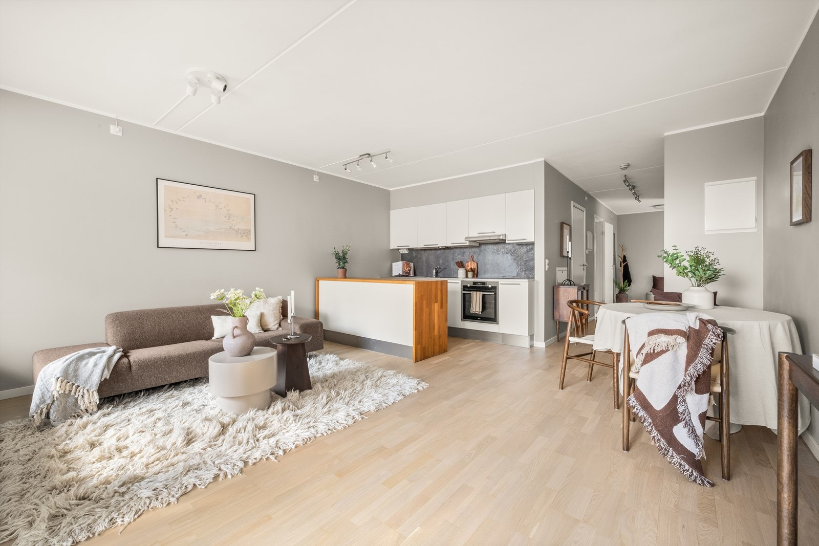 Det er god plass til sofagruppe med tilhørende møblement som sofabord og tv-benk. Galleribilde