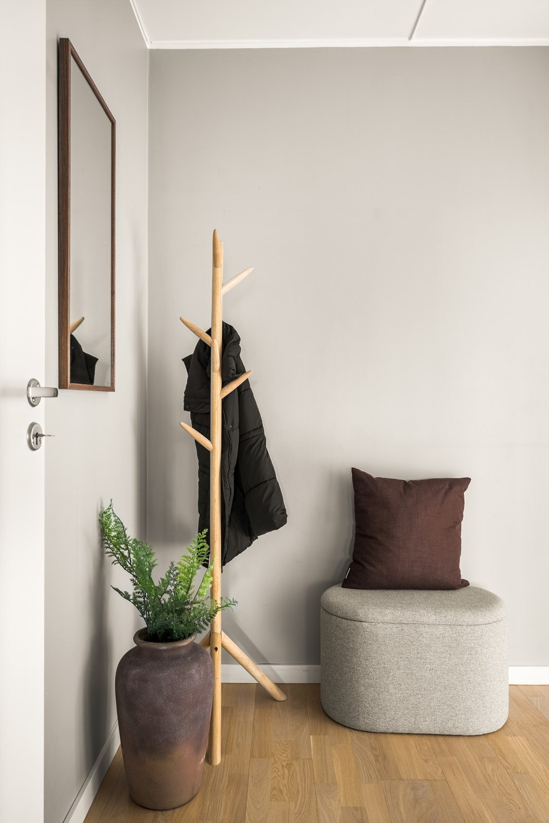 Det er god plass til skohylle og knagger for oppbevaring av yttertøy. Galleribilde