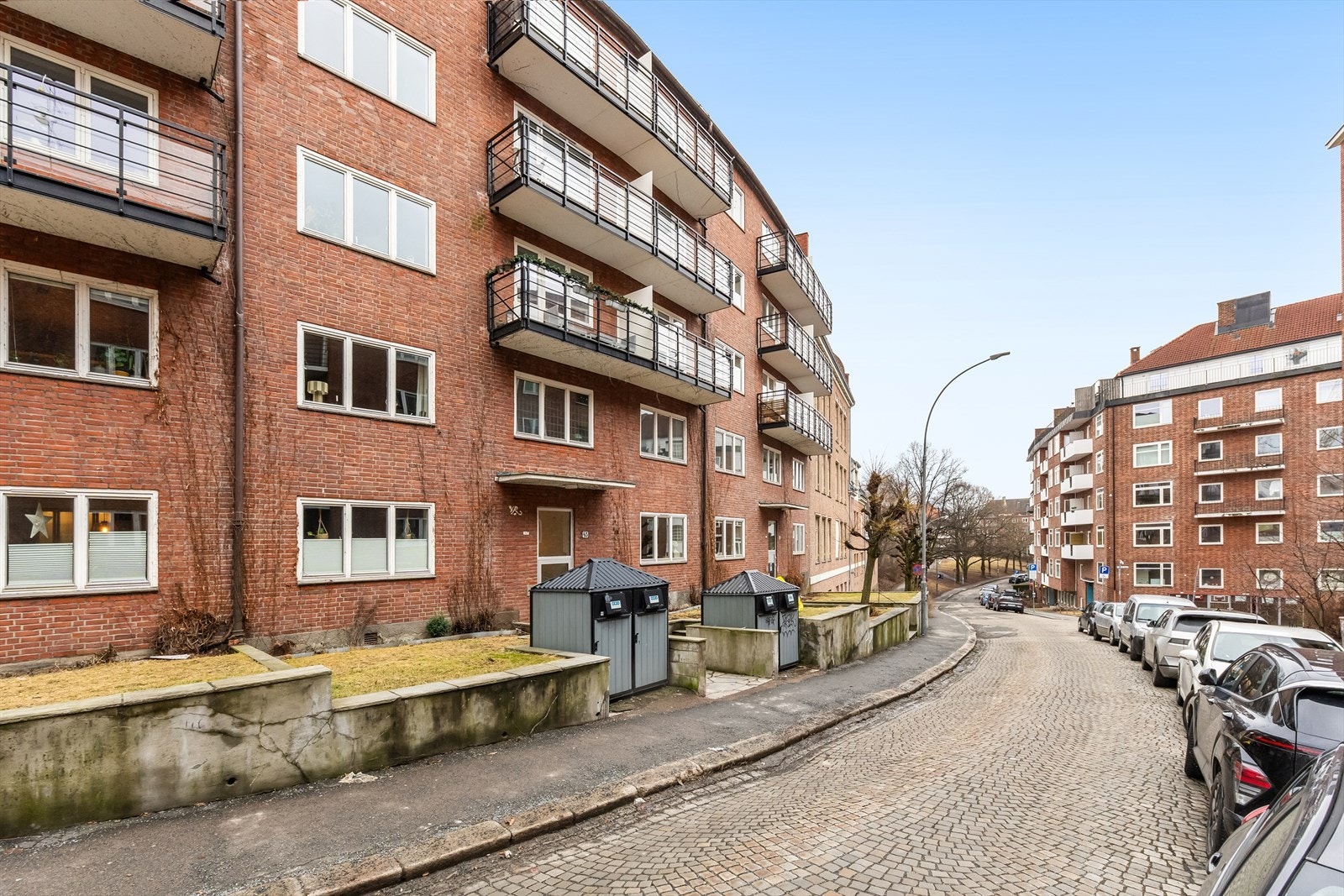 Attraktiv beliggenhet med kort vei til dagligvare, shopping, caféer og restauranter samt offentlig kommunikasjon. Galleribilde