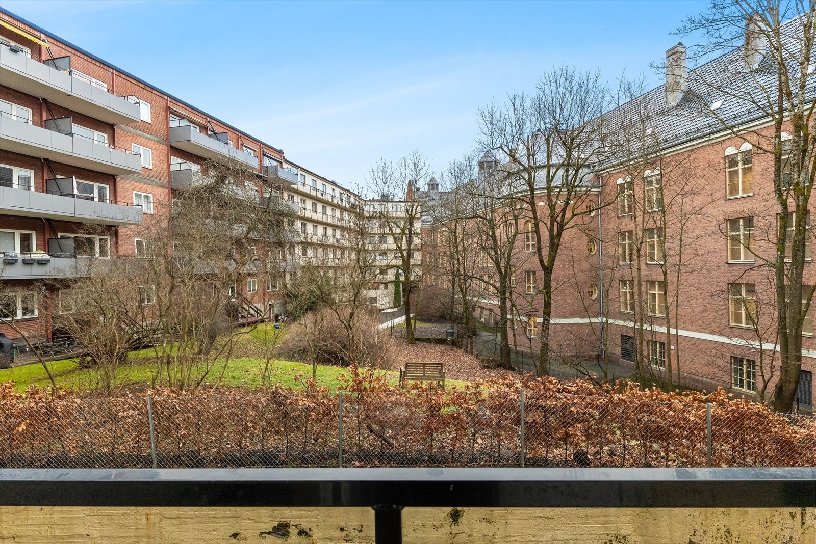 Balkongen vender mot bakgård. Galleribilde