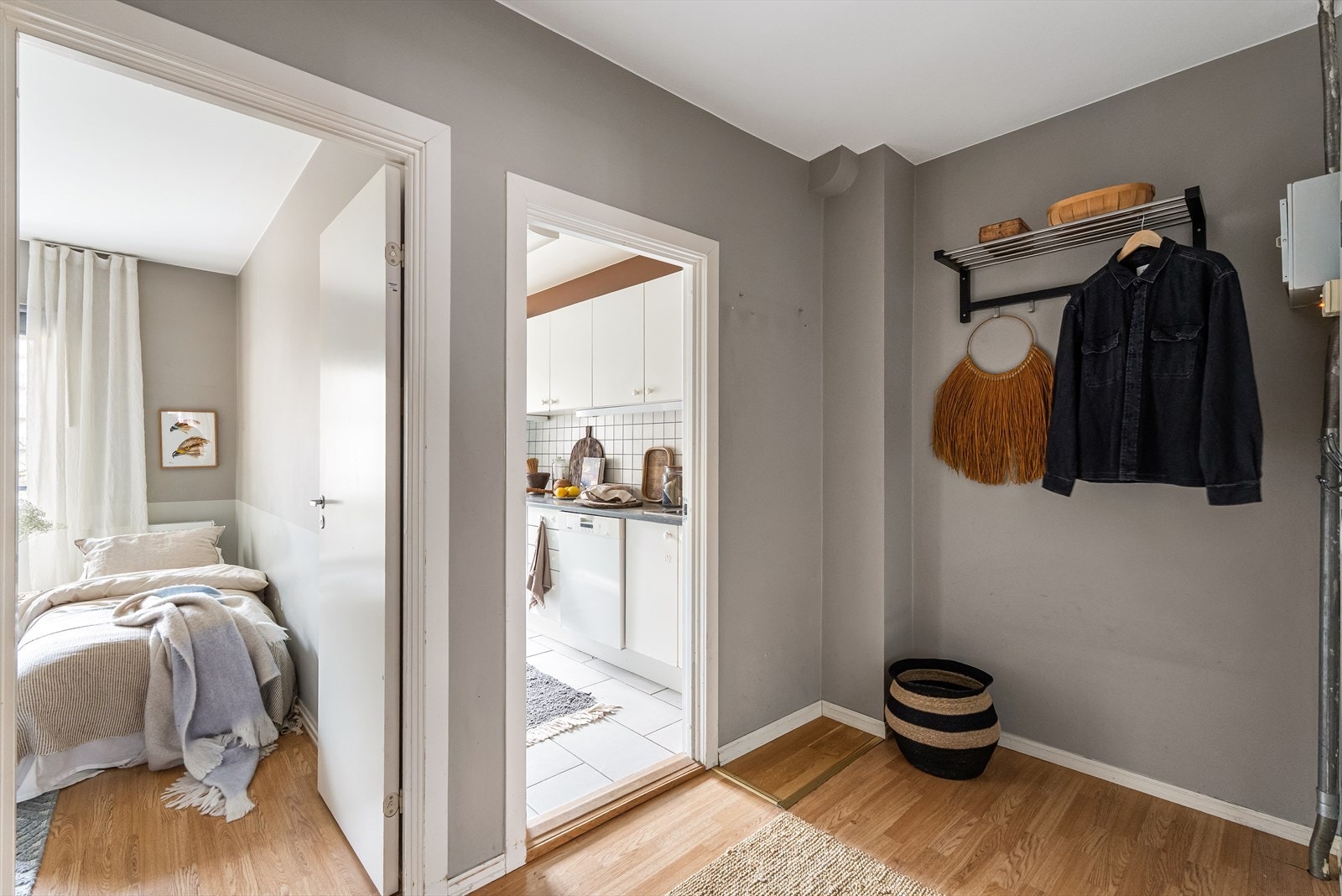 Kjøkken og soverom ll sett fra entré. Galleribilde