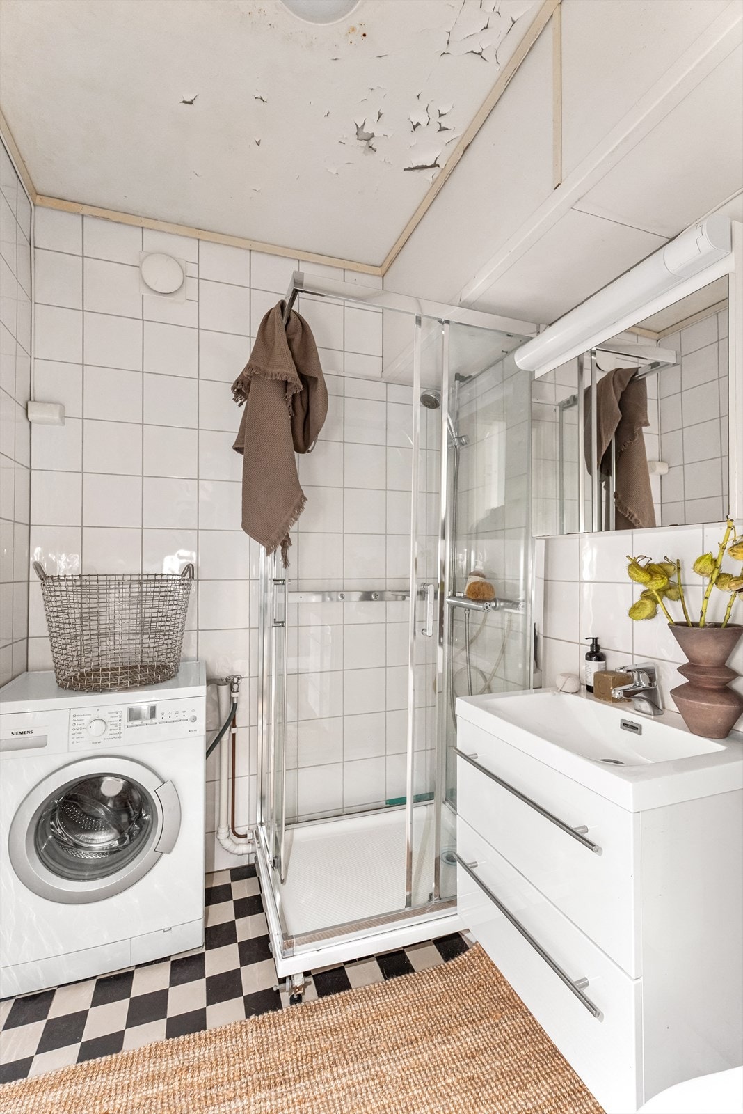 Helfliset bad med gode oppussingsmuligheter. Galleribilde