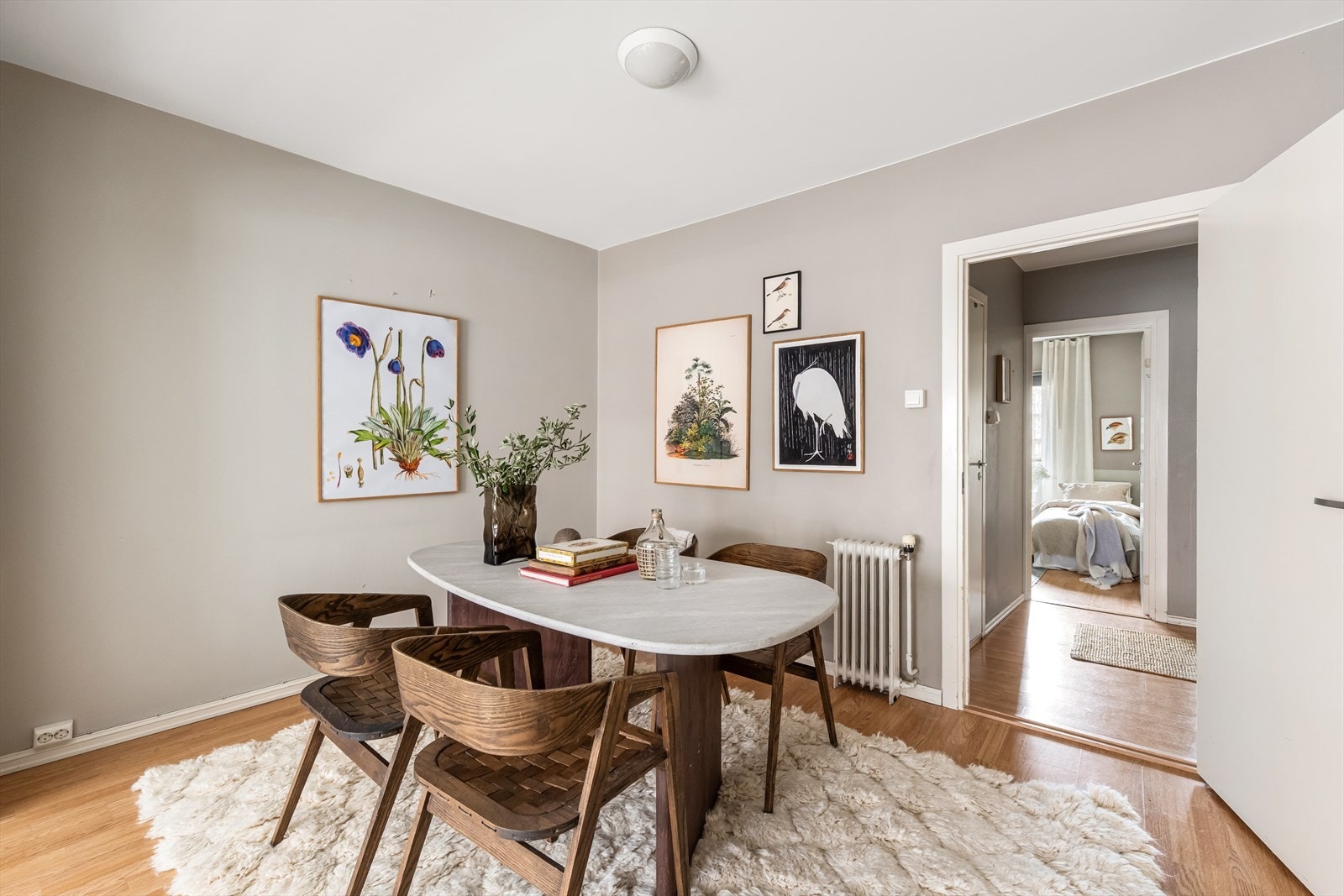 Stue/spisestue med god plass til stor sittegruppe. Galleribilde