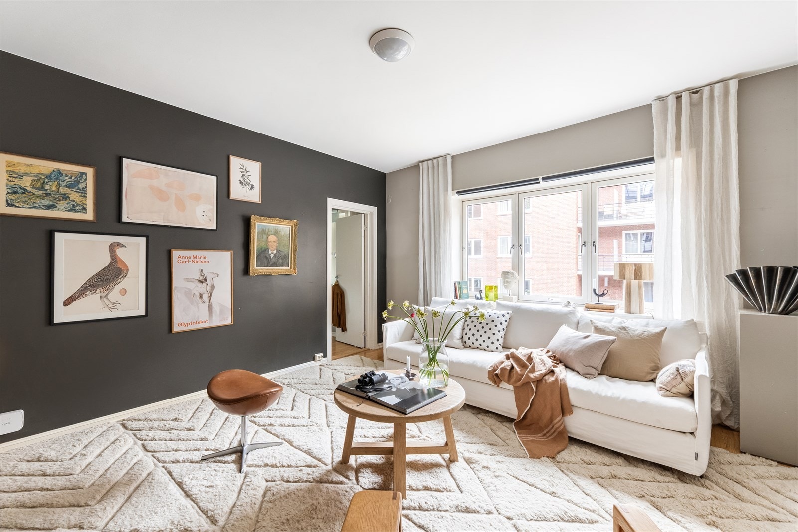 Fra stue er det adkomst til boligens hovedsoverom. Galleribilde