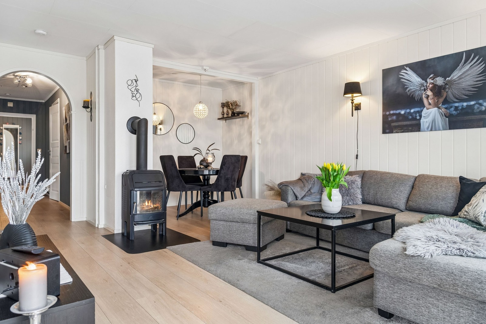 Stue med peis og spisestue. Galleribilde