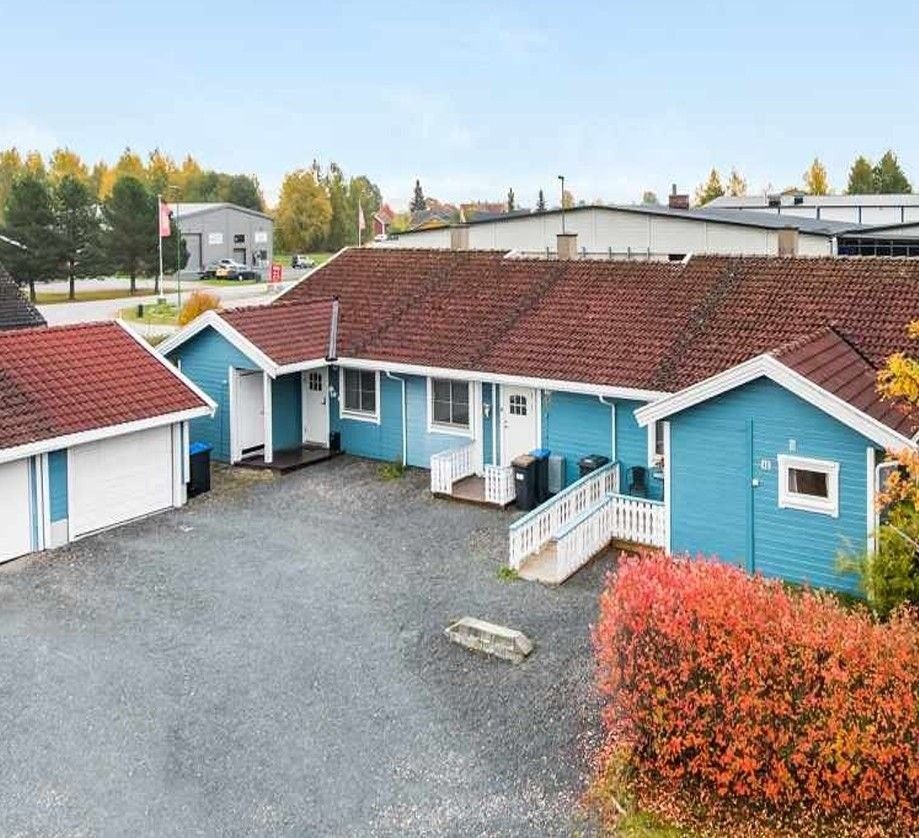 Fasade framme med garasje. Galleribilde