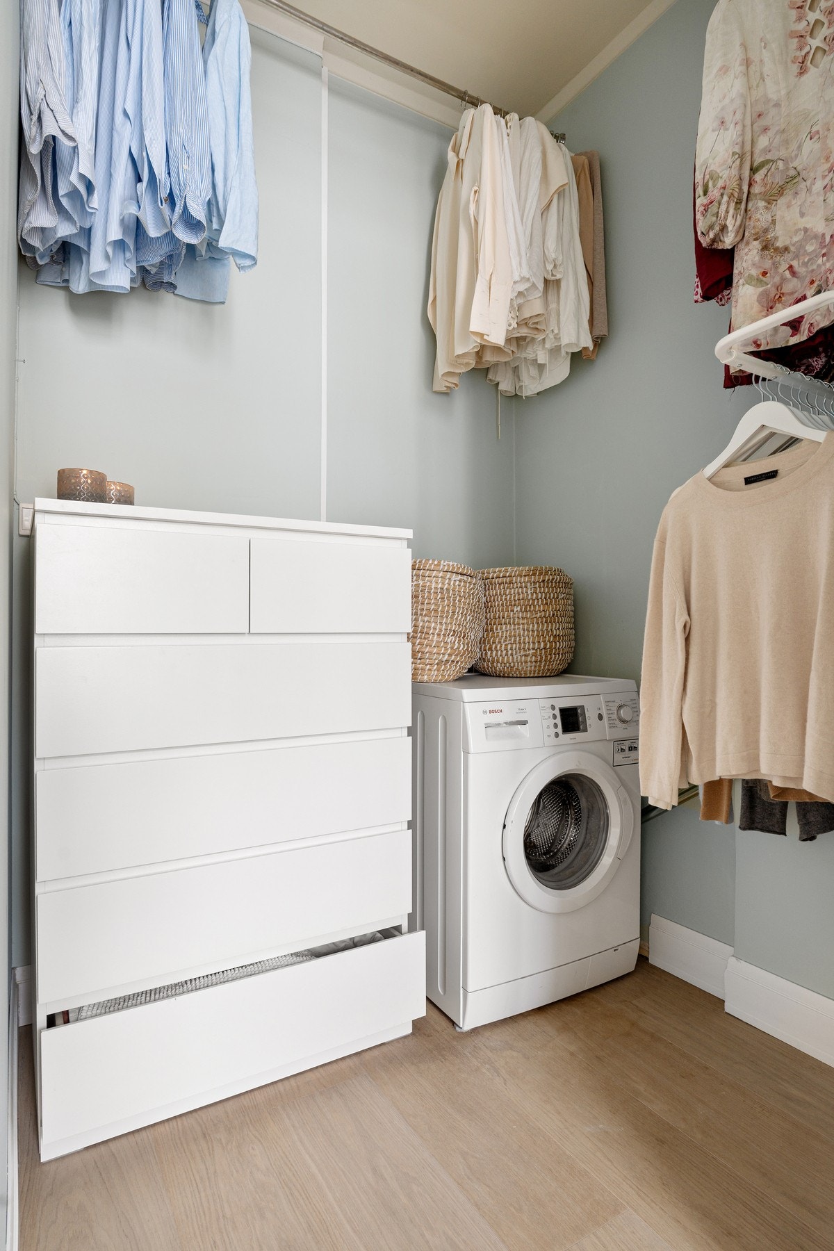 Garderobeskapet sikrer gode oppbevaringsmuligheter, med opplegg for vaskemaskin. Galleribilde
