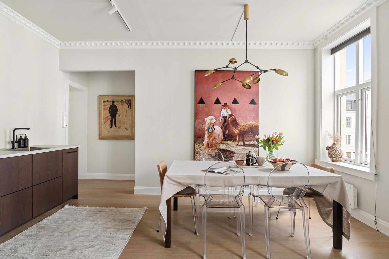 Stuen oppleves åpen og sosial, med gode møbleringsmuligheter for både sofagruppe, spiseplass og øvrig innredning etter behov. Galleribilde