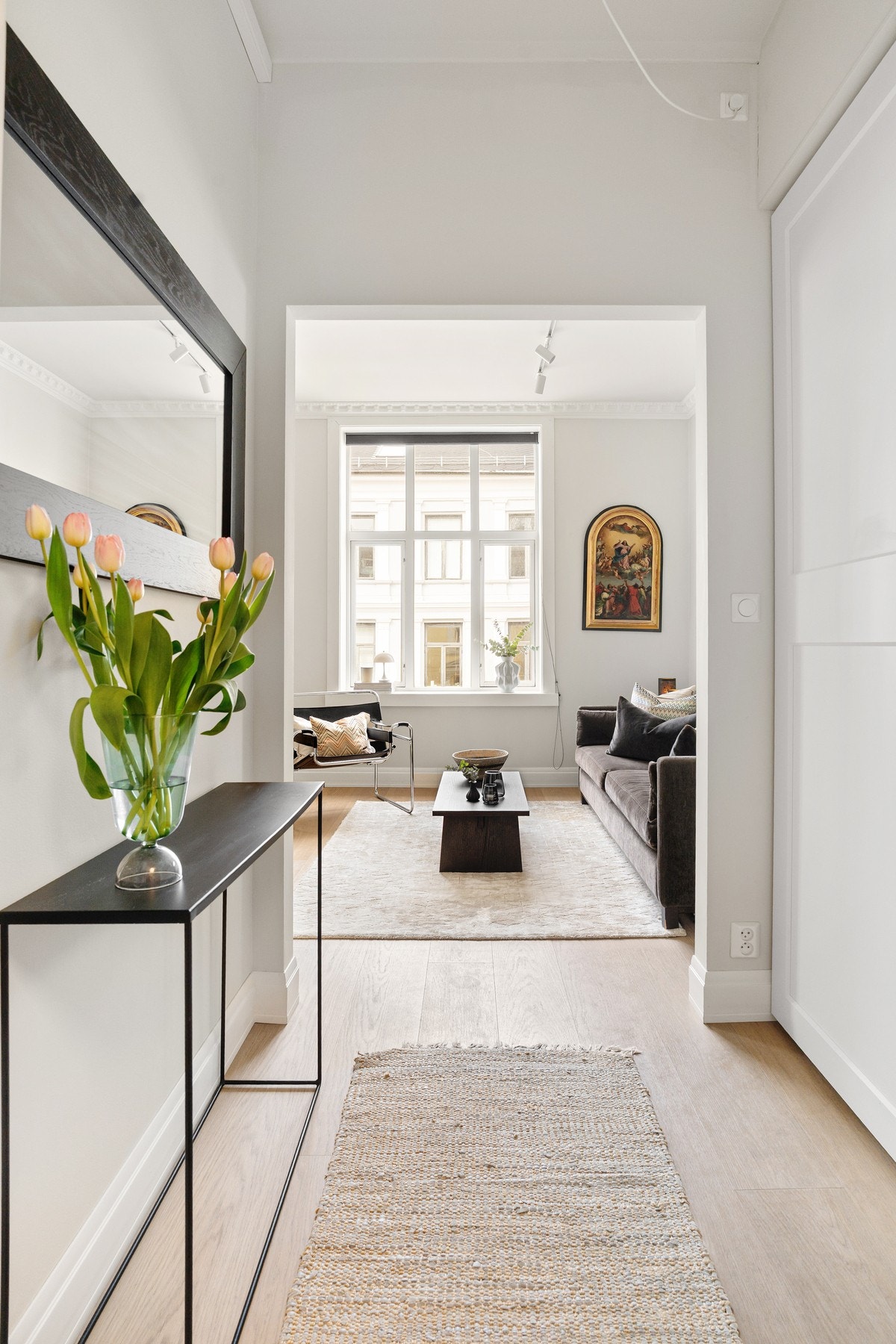 Velkommen inn! Entréen er romslig og praktisk, med god plass til å henge fra seg yttertøy og sko på en enkel og ryddig måte. Galleribilde