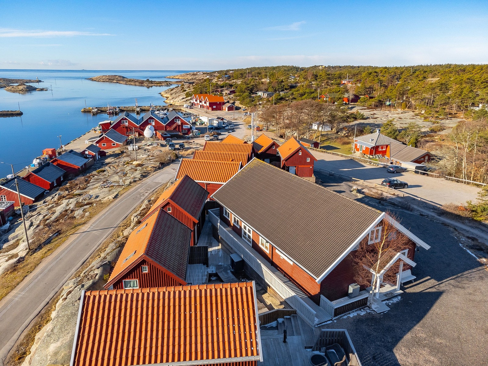 Syd på Vesterøy ligger Utgårdskilen som er Hvalers største fiskerihavn. Her kan du vandre ut i det mest fantastiske skjærgårdslandskap du kan tenke deg. Galleribilde