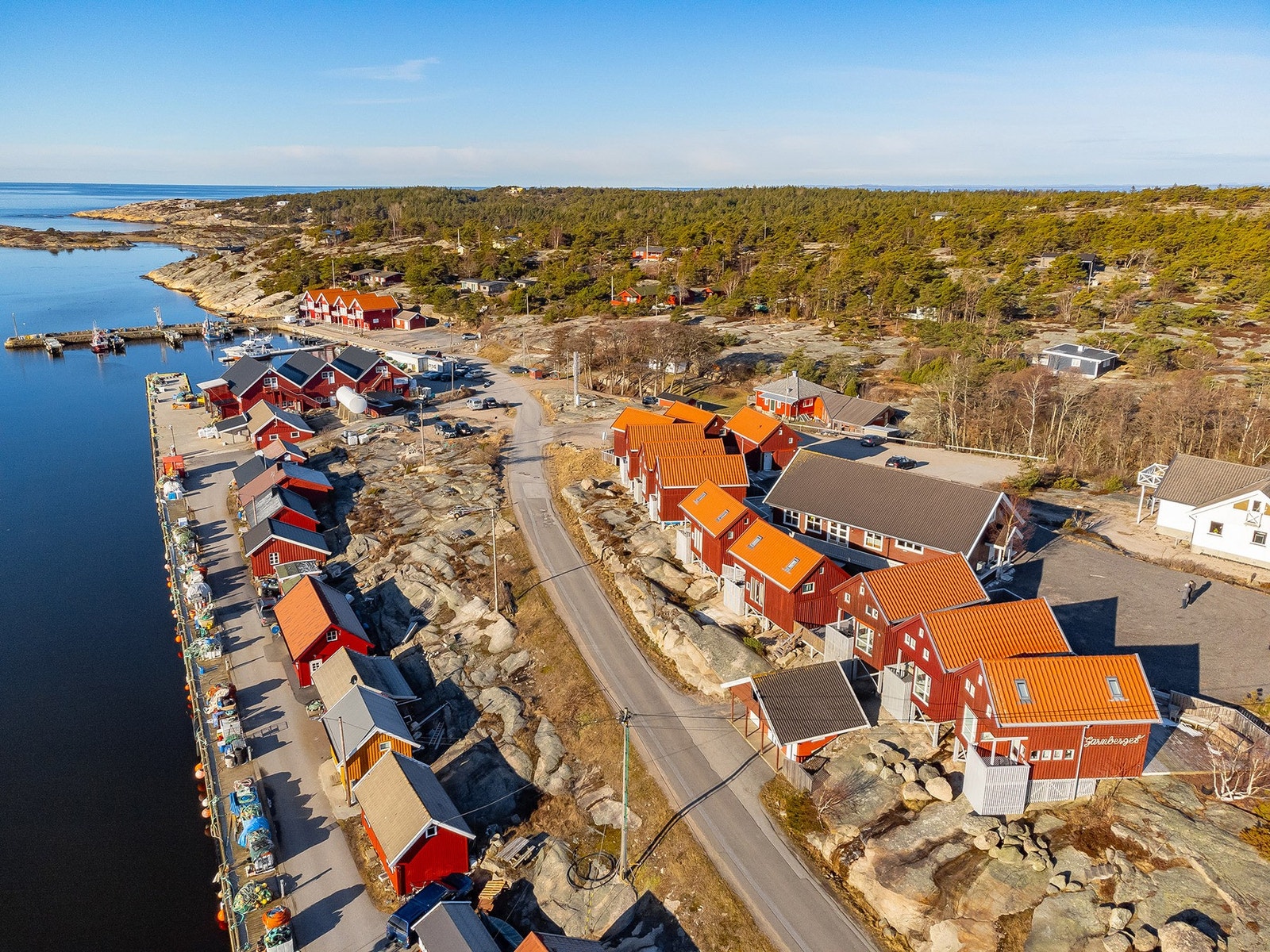 Med båt eller bil har du utallige valgmuligheter - med Storesand på Kirkøy som en av landets flotteste strender. Galleribilde