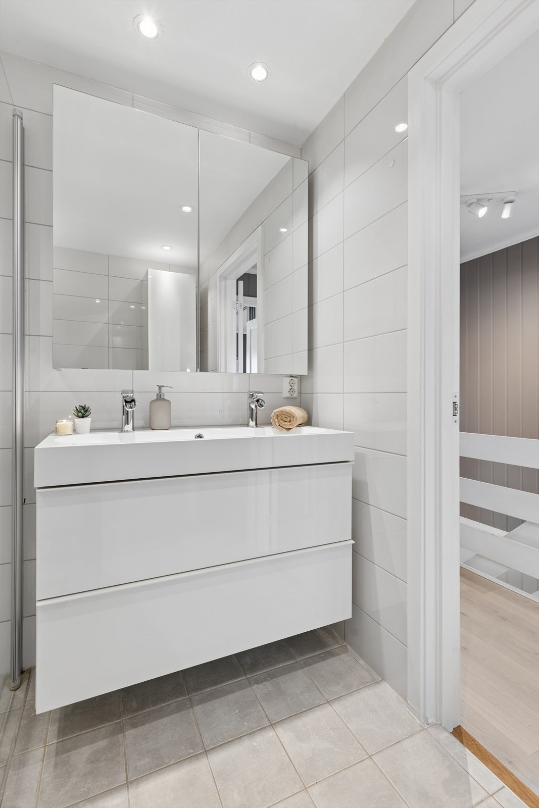 Det er varmekabler i gulvet og downlights, dokumentasjon på membran foreligger! Galleribilde