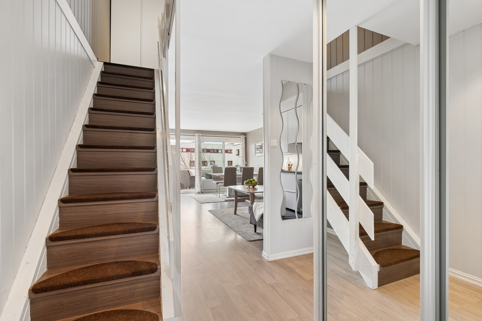 Entré med skyvedørsgarderobe med speilflater Galleribilde