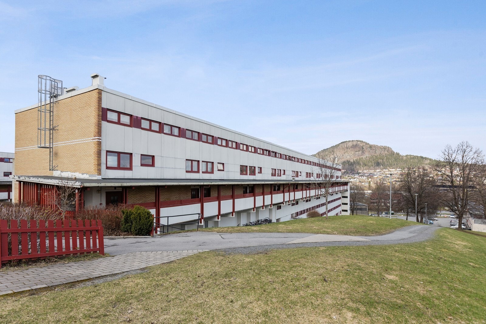 Blokken ligger på enden av feltet med fri utsikt over nabolaget - enkel adkomst fra Vebekkveien Galleribilde