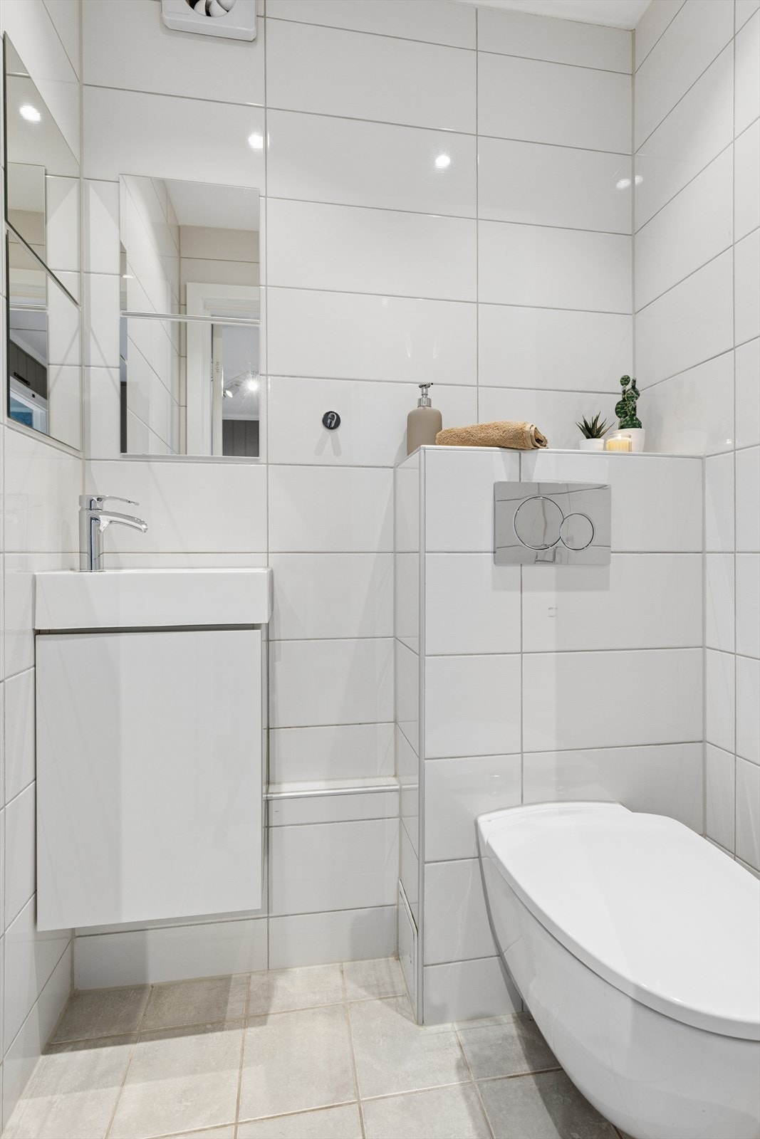 Separat toalett fra 2014 med vegghengt toalett, servant med skapinnredning og varmekabler på badet Galleribilde