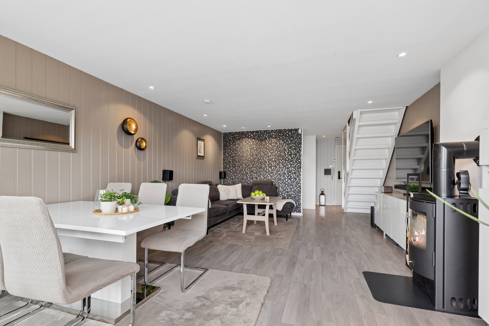 Det er god belysning med downlights i taket Galleribilde