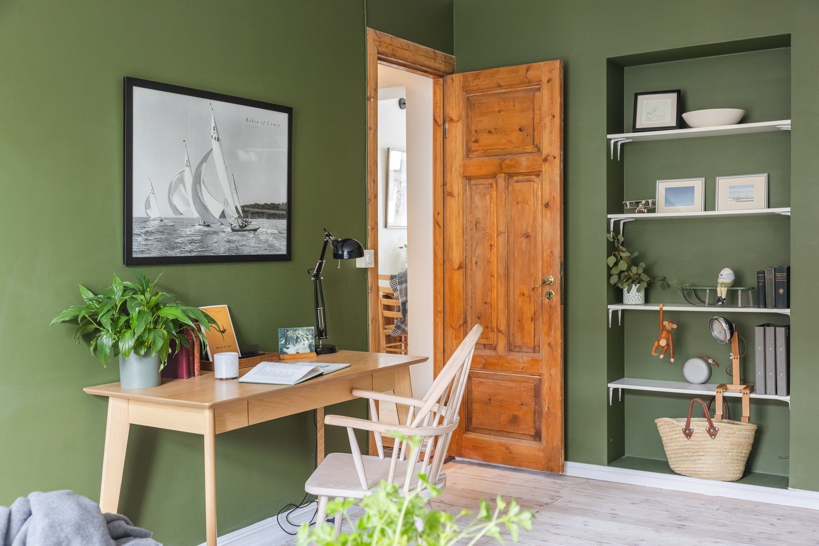 I tillegg er det fint tilrettelagt for hjemmekontor, med plass til kontorpult - perfekt for deg som ønsker en fleksibel løsning i hverdagen. Galleribilde