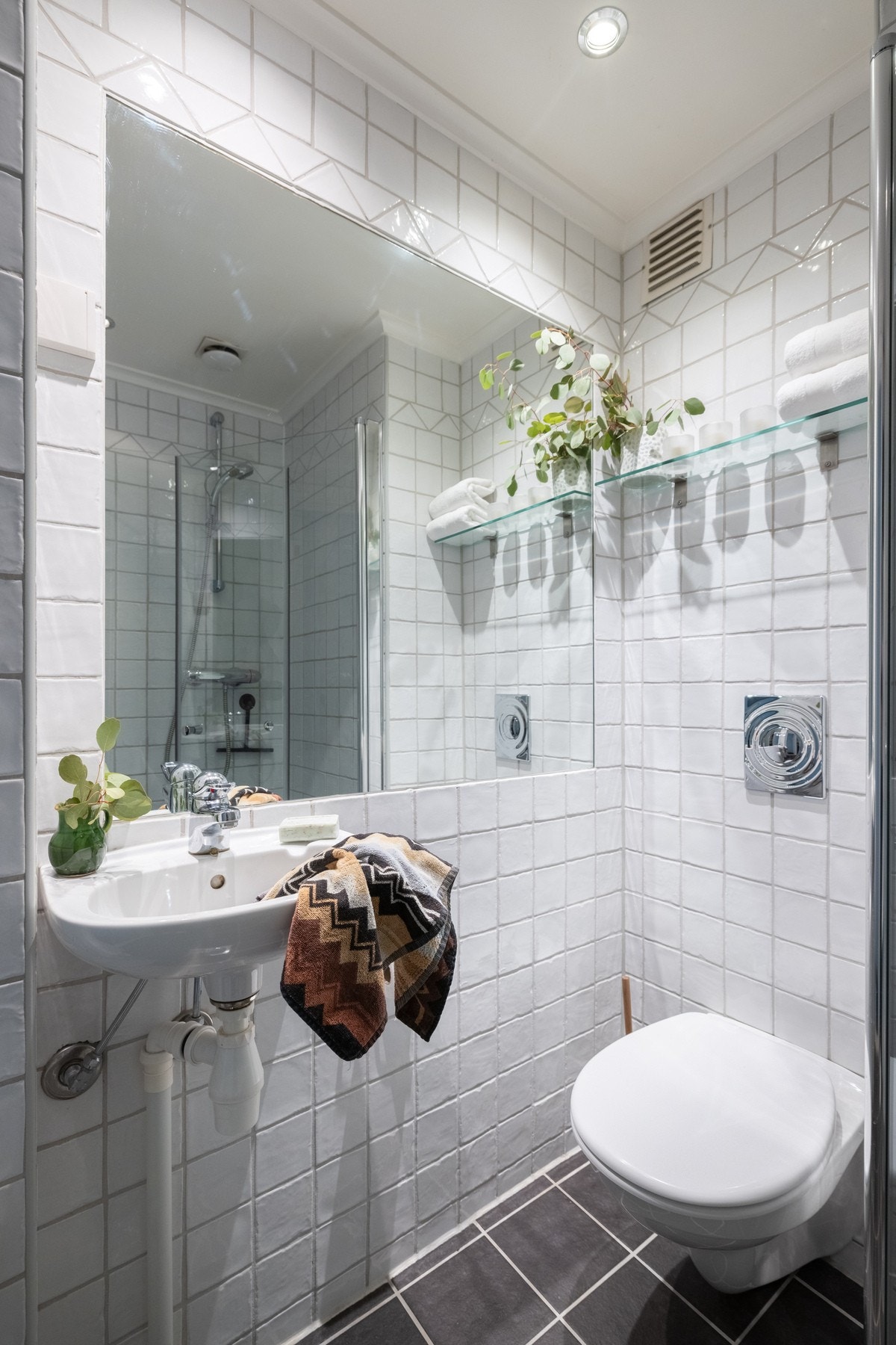 Det er varmekabler i gulvet som gir god komfort, og badet fremstår som et ryddig og brukervennlig rom. Dusjhjørnet er oppgradert i 2025. Galleribilde