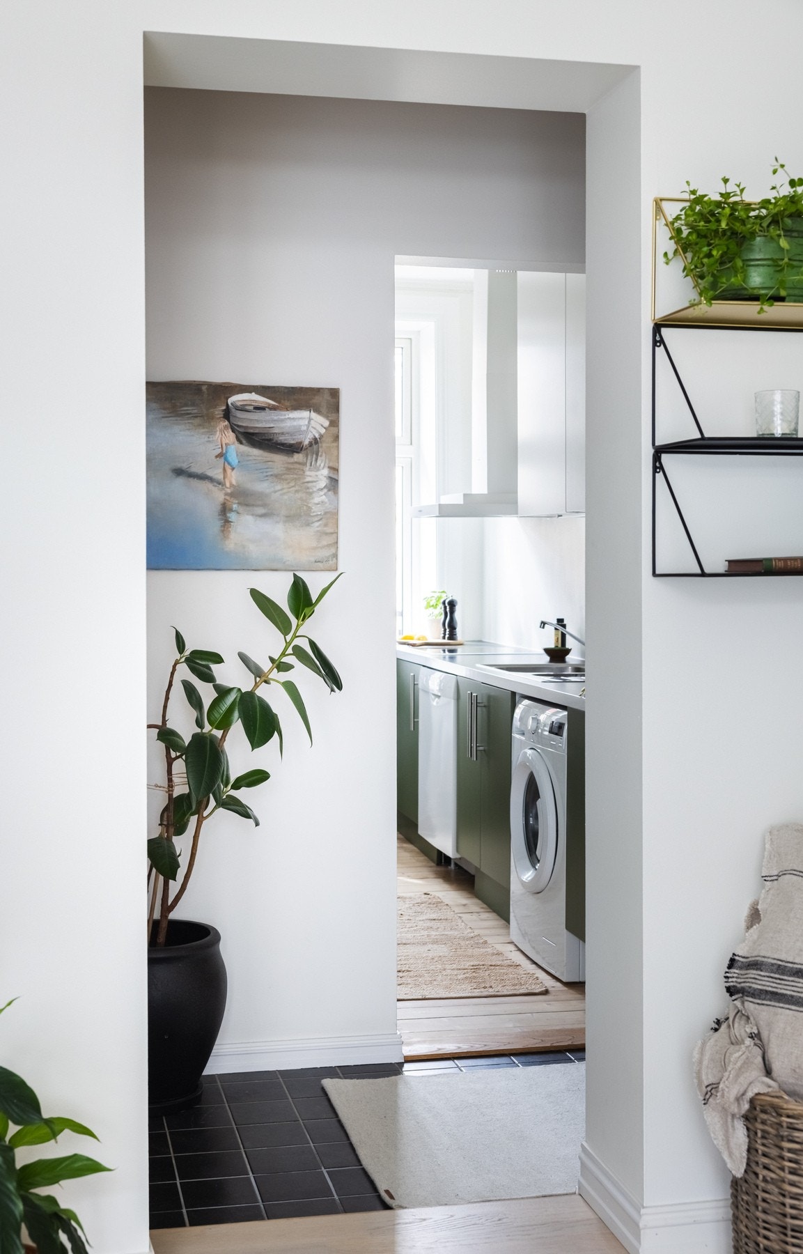 Bildet er tatt fra stuen, som viser noe av entréen og videre inn på kjøkkenet. Leiligheten er gjennomgående med godt lysinnslipp. Galleribilde