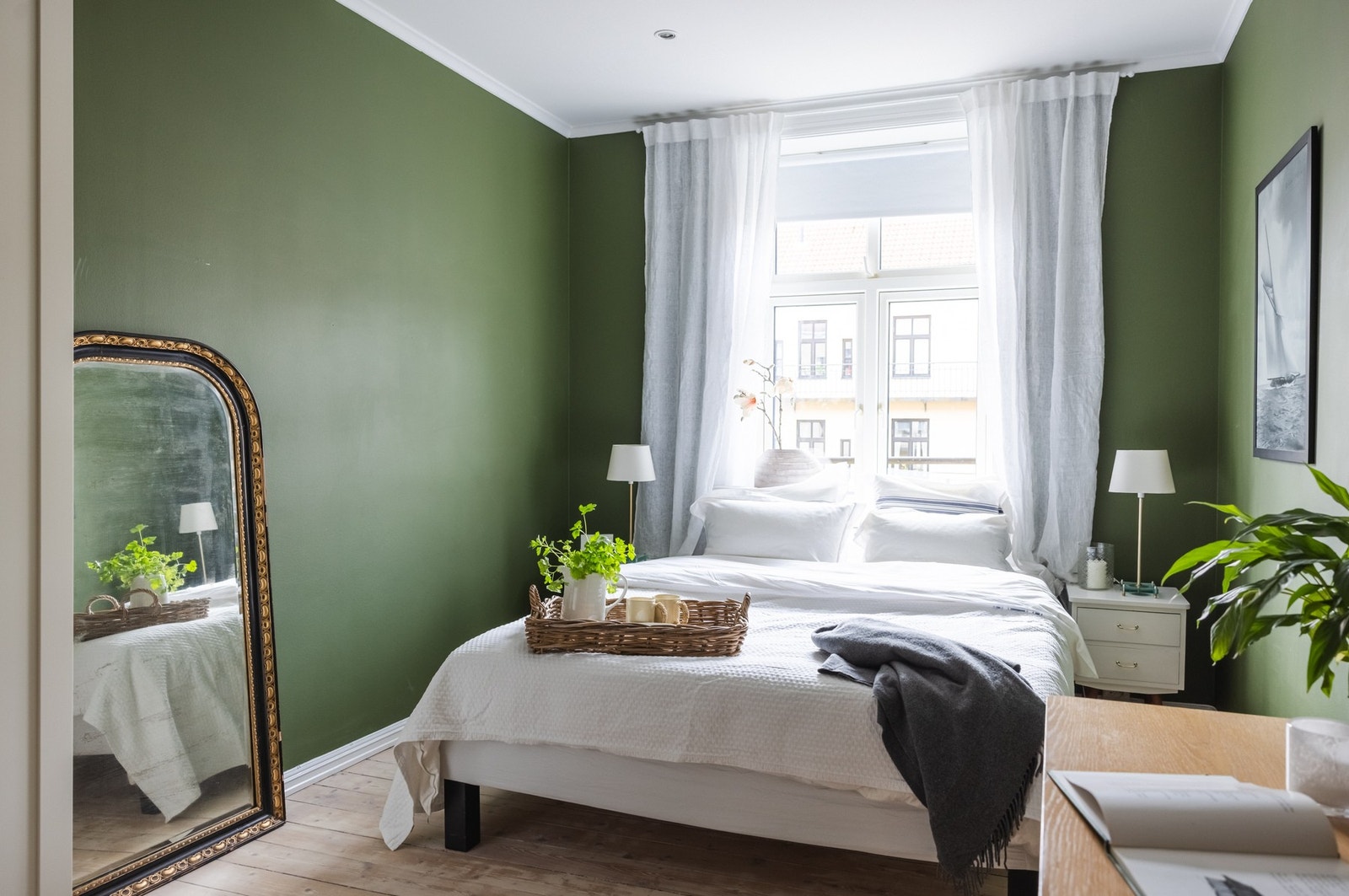 Soverommet vender mot stille bakgård, og har en behagelig atmosfære som innbyr til god hvile. Her er det plass til dobbeltseng og tilhørende møblement. Galleribilde