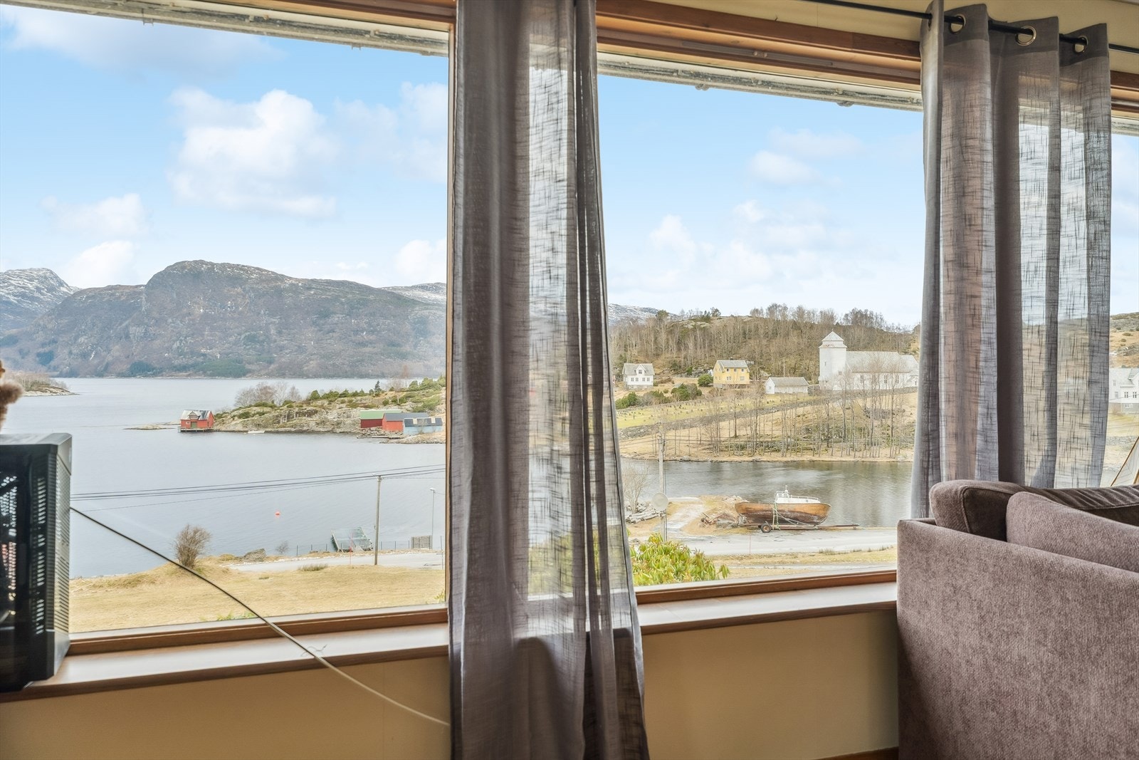 Frå vindauge i 1.etasje i "nyehuset" har ei flott utsikt over fjorden og det omkringliggjande landskapet. Galleribilde