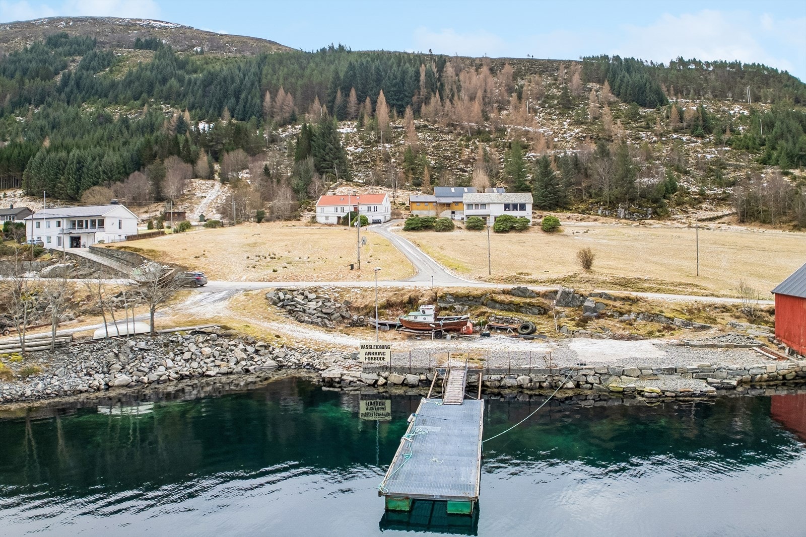 Eigedomen har tilgang til sjø med eigen båtslipp og kai. Galleribilde