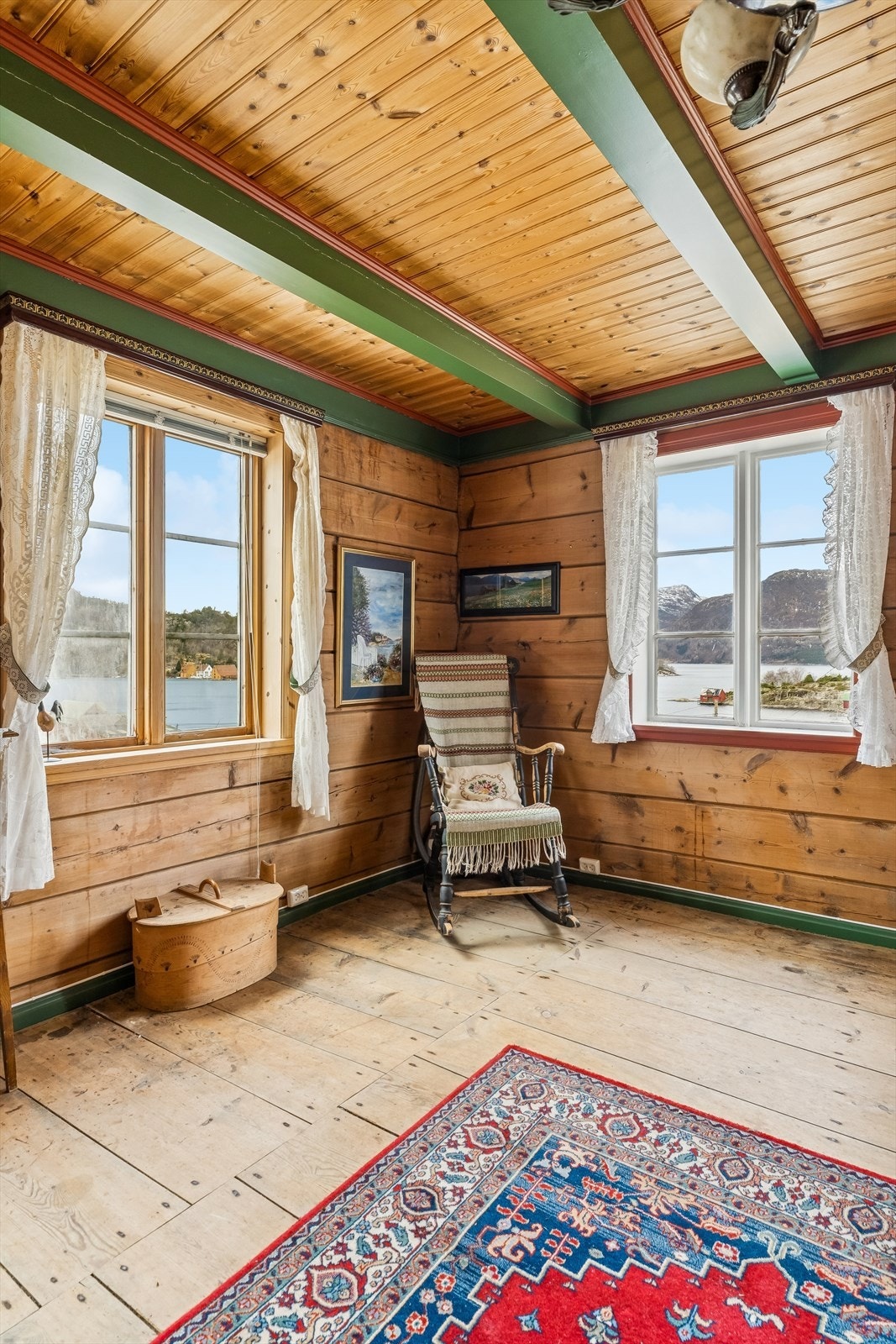 Her kan du nyte roa og utsikta i tradisjonsrike omgivnader. Galleribilde