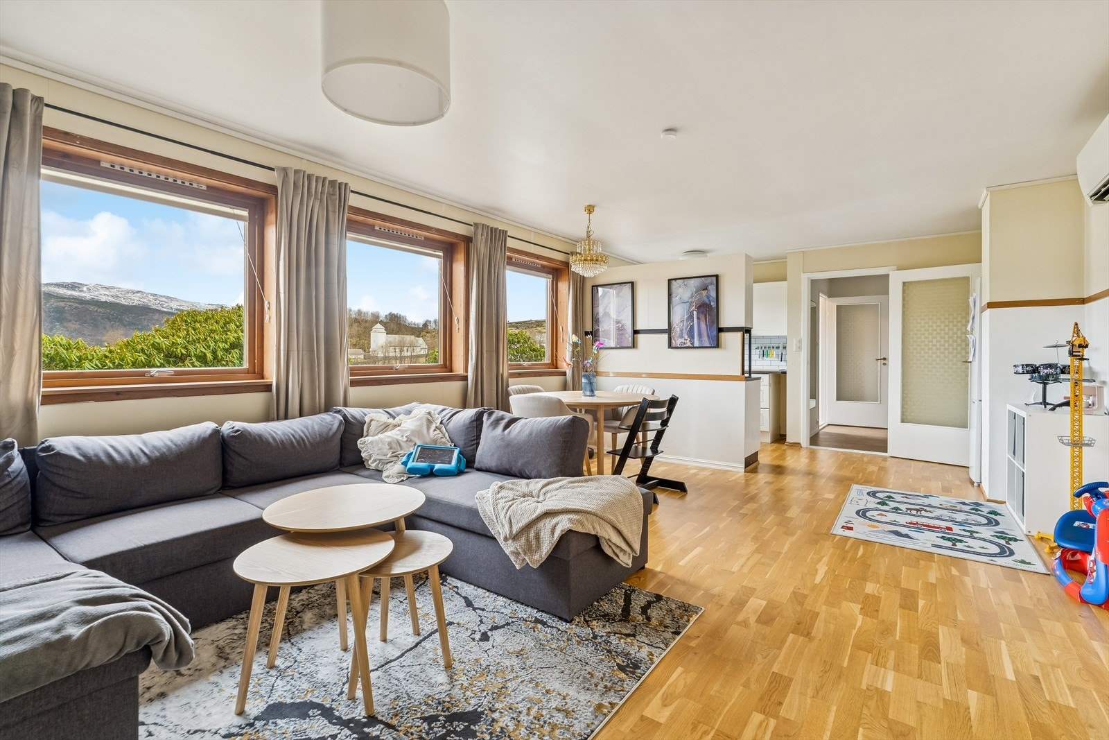 Stove i underetasje i "nyehuset" har parkett på golvet og plass til både sofagruppe og spisebord. Galleribilde