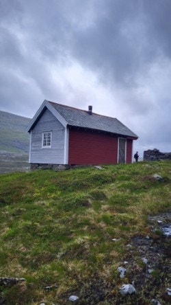 Til eigedomen høyrer også eit sjarmerande seterhus frå ca. 1900 med enkel standard Galleribilde