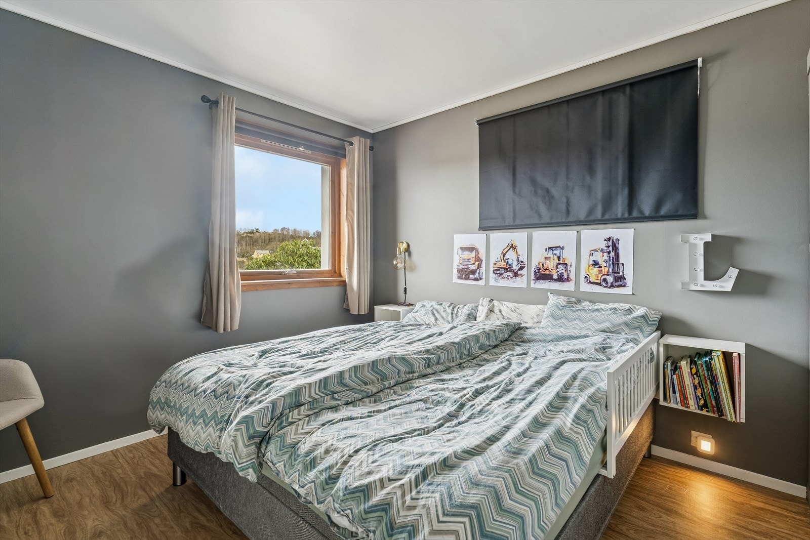 Soverom i underetasje med laminatgolv og plass til dobbeltseng. Galleribilde