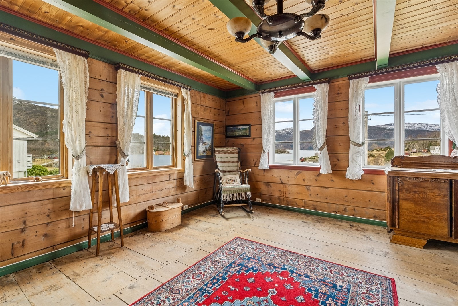 Stova har fine detaljar med synleg tømmer og originale tregolv. Galleribilde