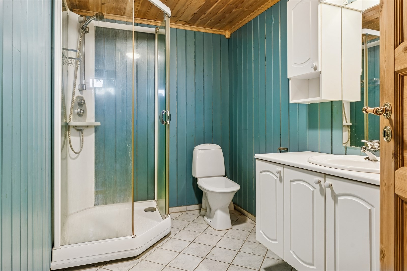 Badet i hovuddelen er innreidd med dusjkabinett og servant med skapplass. Galleribilde