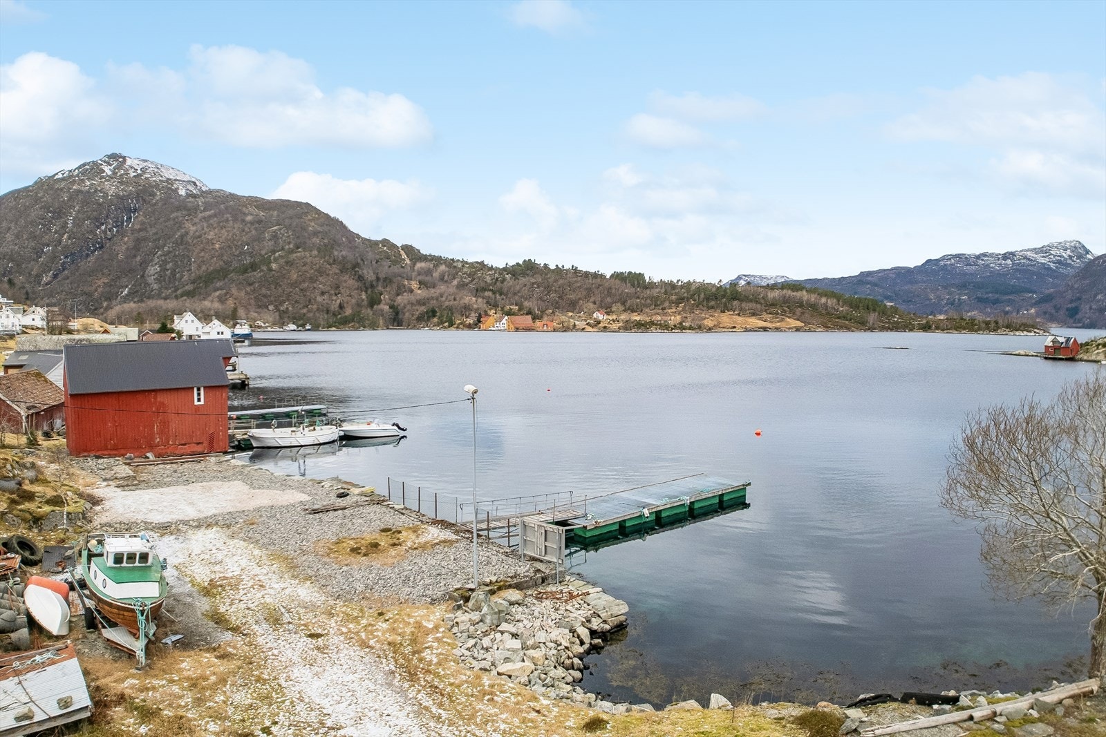 Eigedomen ligg i nydelige Rugsund med gode høve for fiske og båtliv. Galleribilde
