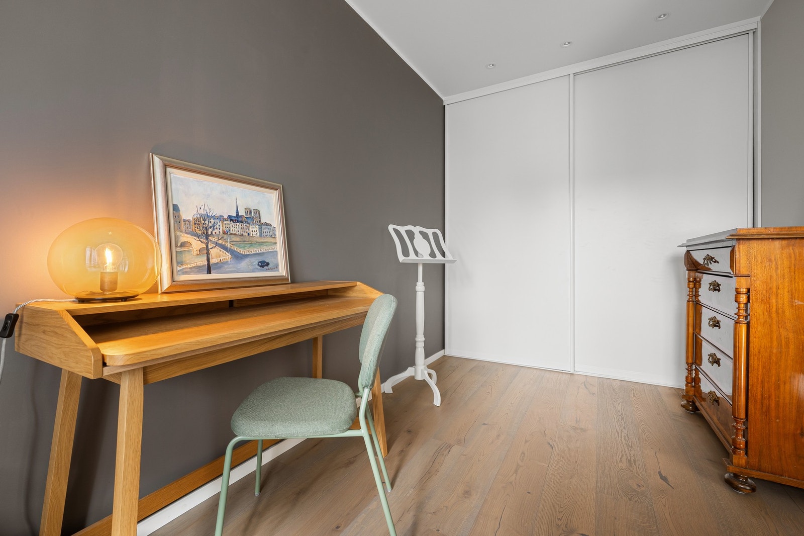 Også her er det god oppbevaringsplass i romslig skyvedørsgarderobe. Galleribilde