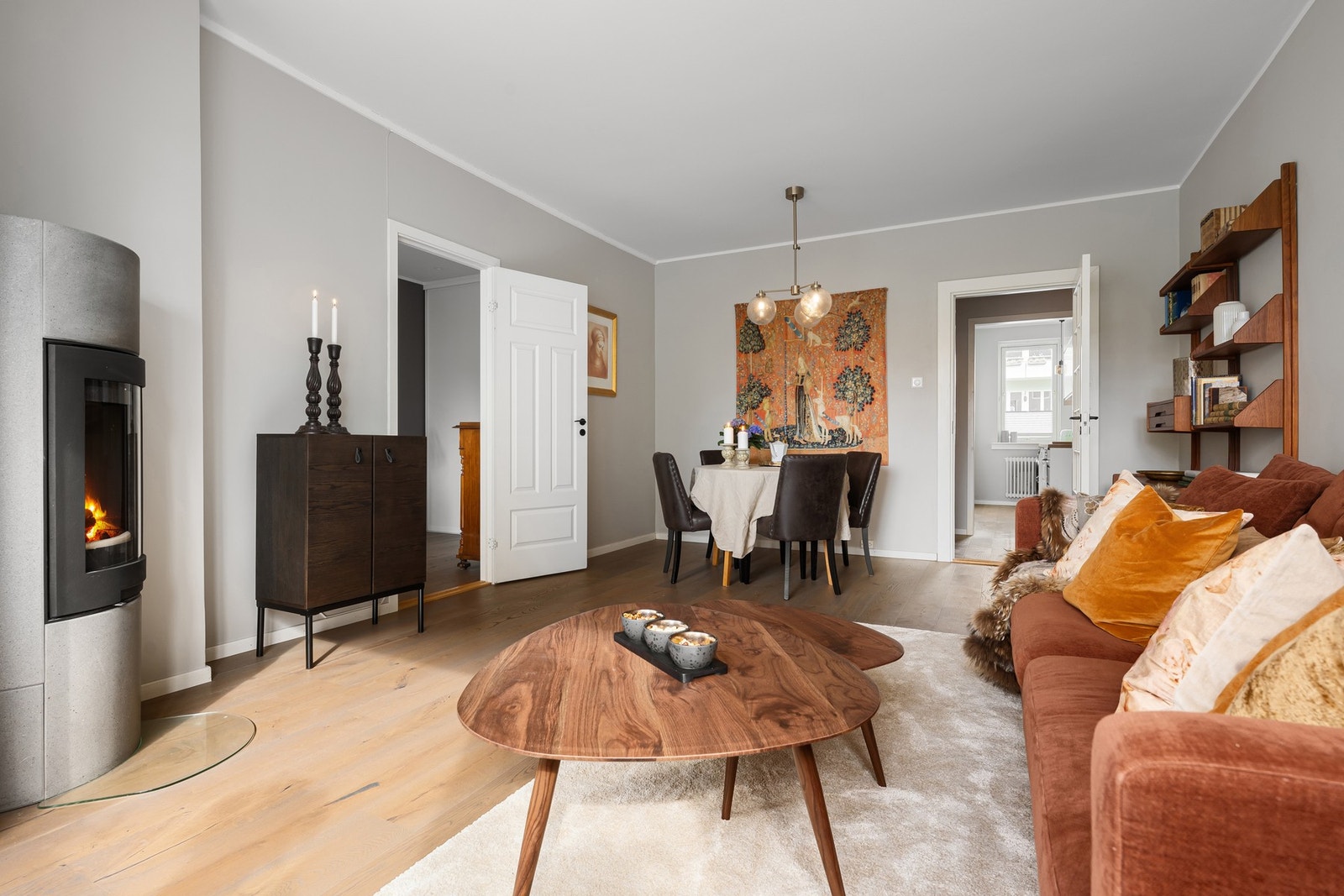 Stuen har en naturlig inndeling med god plass til både sofakrok og spisebord. Galleribilde