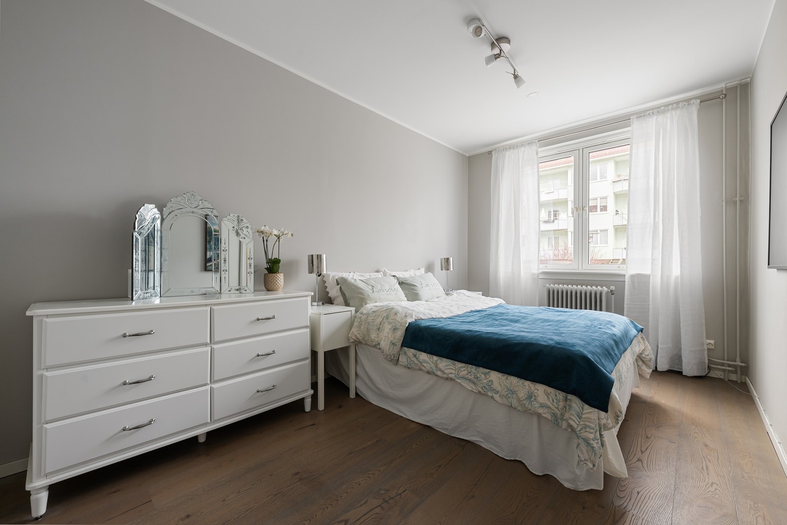 Hovedsoverommet er lunt og romslig, med god plass til dobbeltseng. Galleribilde