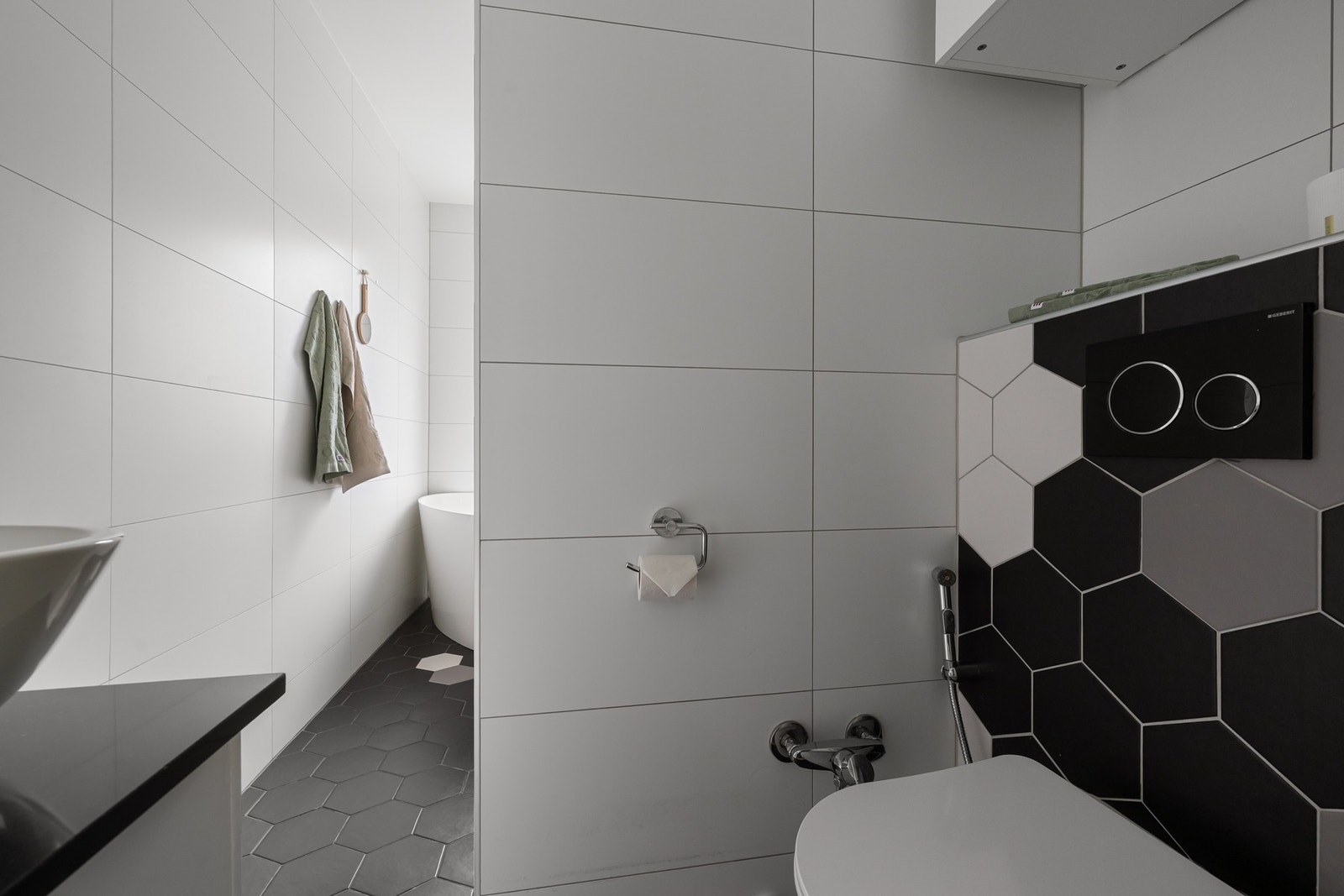 Badet ble oppgradert i 2018 og fremstår som moderne, med flislagte overflater, stilige hexagon-fliser på gulv og vegghengt toalett. Toalettet ble skiftet i 2026. Galleribilde