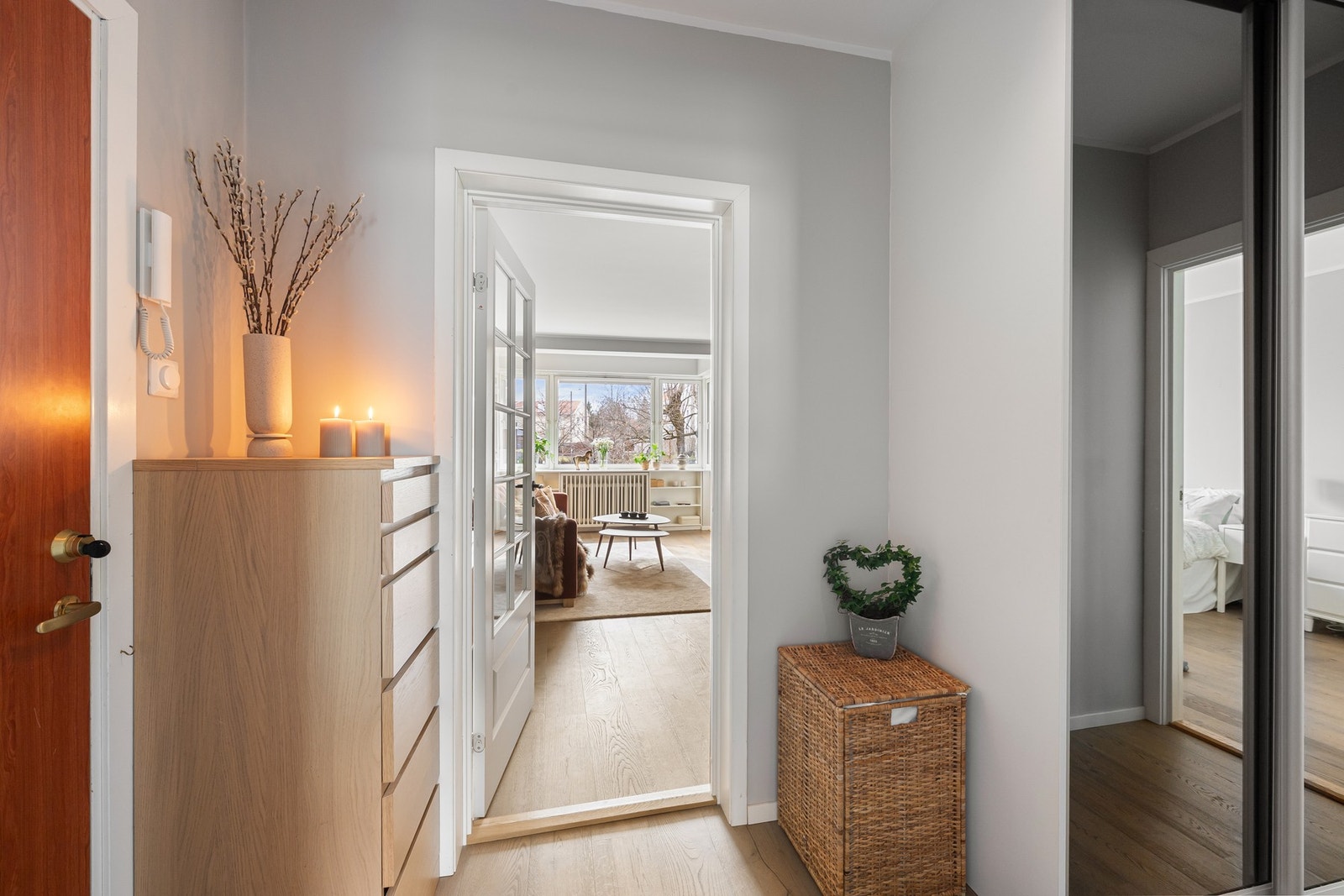 Entré med skyvedørsgarderobe som gir god oppbevaringsplass til yttertøy og sko. Galleribilde