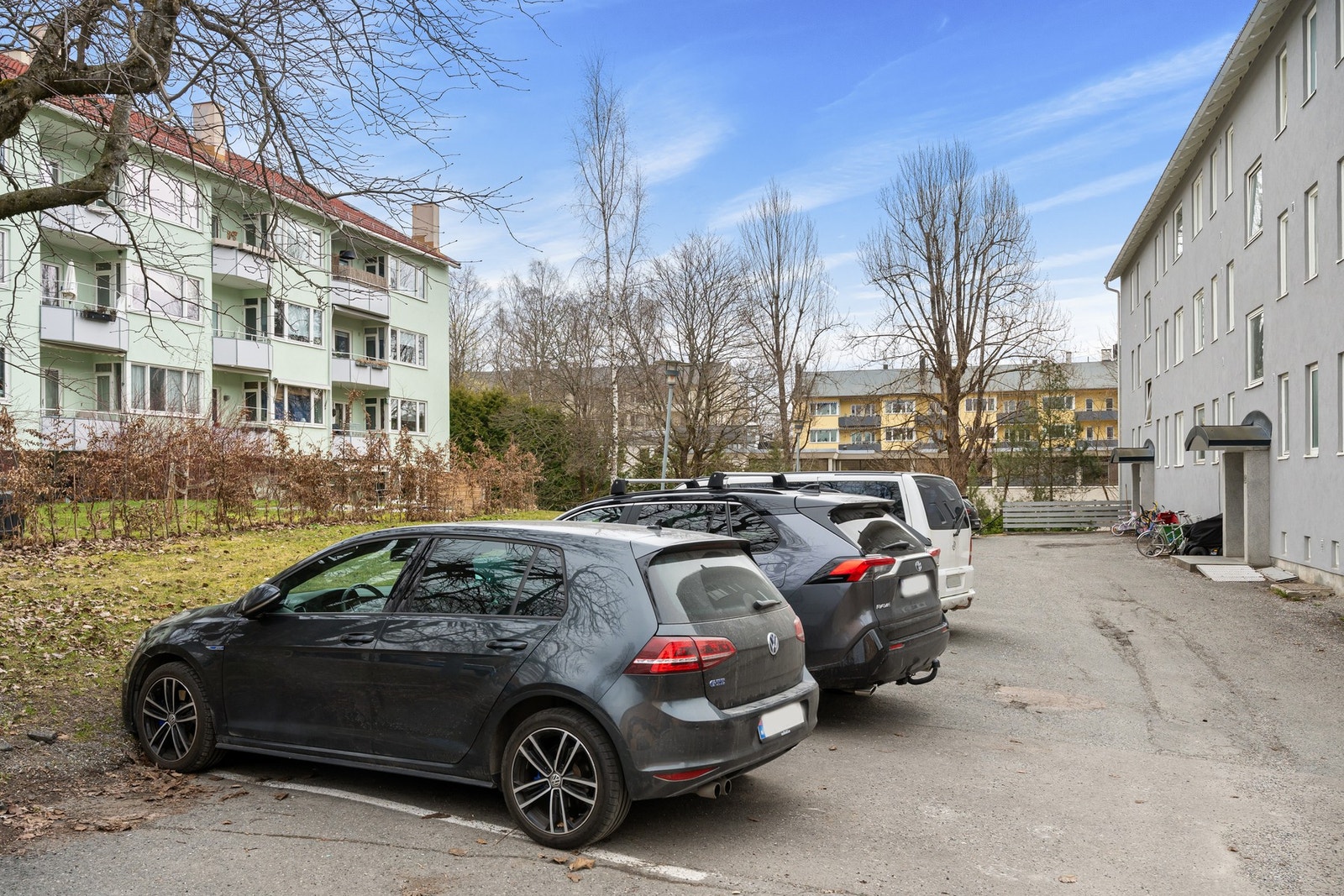 Leiligheten disponerer én parkeringsplass samt tre boder med gode oppbevaringsmuligheter. Galleribilde